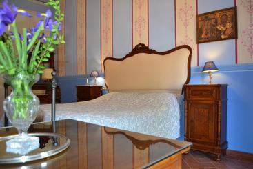 هتل Charming Villa Marcialla