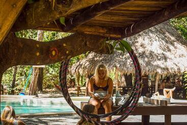 هتل Dreamsea Surf Camp