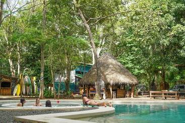 هتل Dreamsea Surf Camp