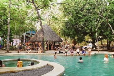 هتل Dreamsea Surf Camp
