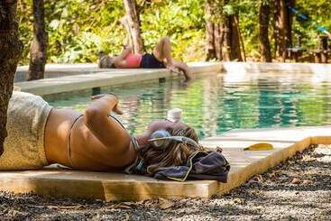 هتل Dreamsea Surf Camp