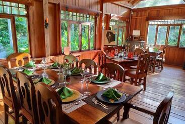 هتل Mindo Garden Lodge And Wildlife Reserve