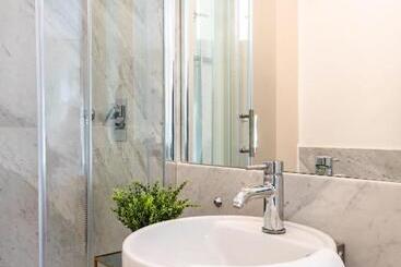 هتل Moncada Suites & Apartments