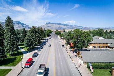هتل Moose Creek Lodge & Suites