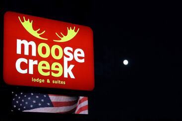 هتل Moose Creek Lodge & Suites