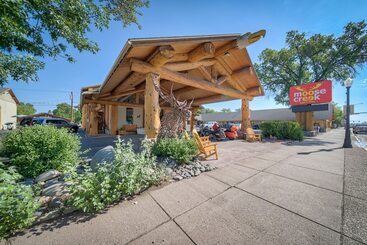 هتل Moose Creek Lodge & Suites