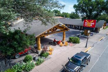 هتل Moose Creek Lodge & Suites