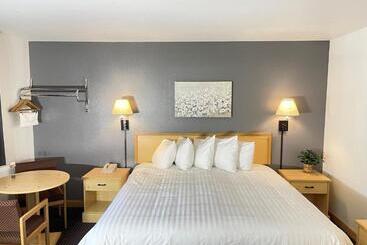 هتل Moose Creek Lodge & Suites