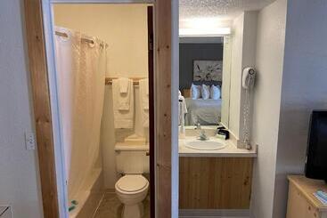هتل Moose Creek Lodge & Suites