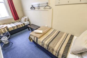 هتل Yha Rolleston House