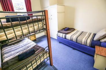 هتل Yha Rolleston House