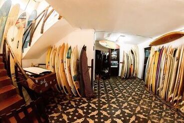 هاستل Bravo Surf Camp