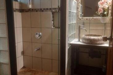 تختخواب و صبحانه Coyaba Tropical Elegant Adult Guesthouse
