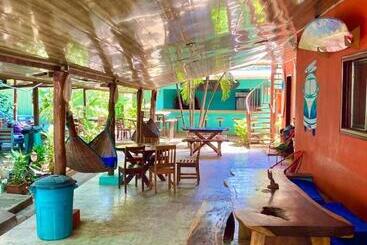 Coral Reef Surf Hostel And Camp
