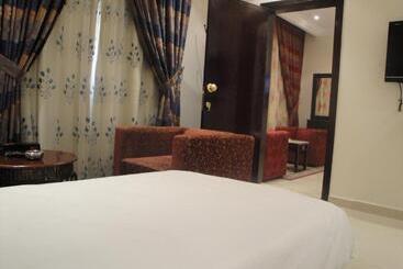 Marina Royal Hotel Suites