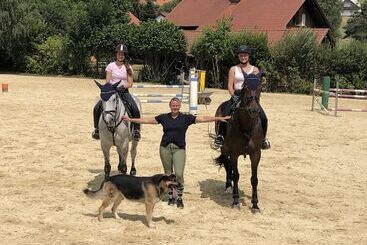 هتل Pension & Reitschule Fuchsenhof