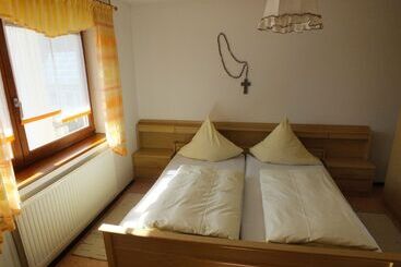 هتل Pension & Reitschule Fuchsenhof