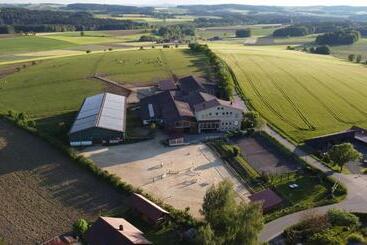 هتل Pension & Reitschule Fuchsenhof