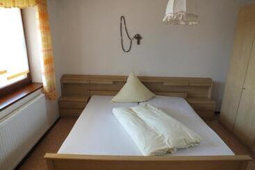 هتل Pension & Reitschule Fuchsenhof
