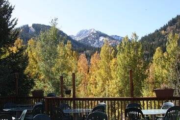 هتل Silver Fork Lodge & Restaurant