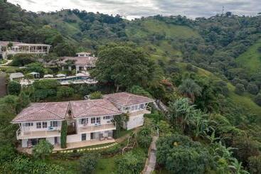 هتل The Retreat Costa Rica Wellness Resort & Spa