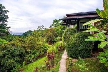 هتل Tiki Villas Rainforest Lodge & Spa