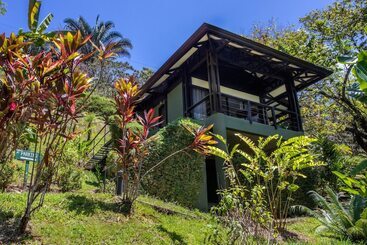 هتل Tiki Villas Rainforest Lodge & Spa