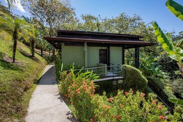 هتل Tiki Villas Rainforest Lodge & Spa
