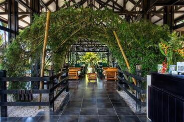 هتل Tiki Villas Rainforest Lodge & Spa