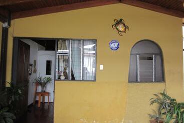 تختخواب و صبحانه Casa Familiar La Tortuga