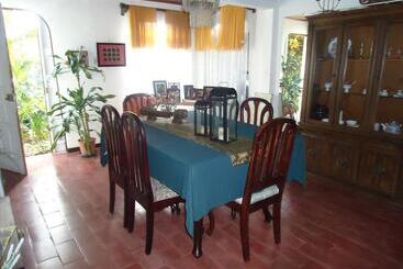تختخواب و صبحانه Casa Familiar La Tortuga