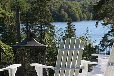 Отель Auberge De La Tour Du Lac
