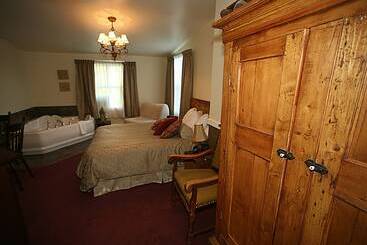 Отель Auberge De La Tour Du Lac