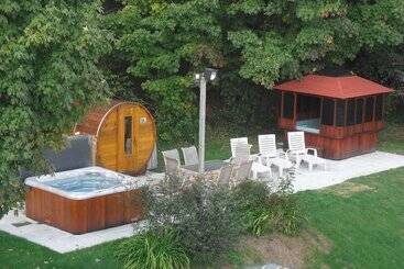 Отель Auberge De La Tour Du Lac