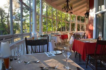 Отель Auberge De La Tour Du Lac