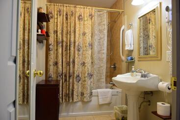 هتل Auberge Wild Rose Inn