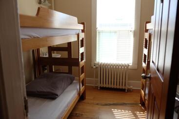 בית מלון כפרי Dancing Bear Inn Hostel
