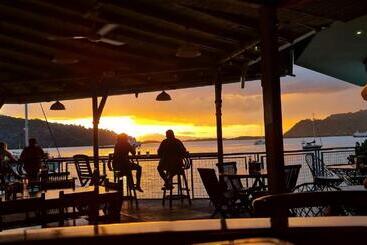 هتل Fish Hook Marina