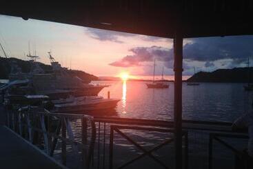 هتل Fish Hook Marina