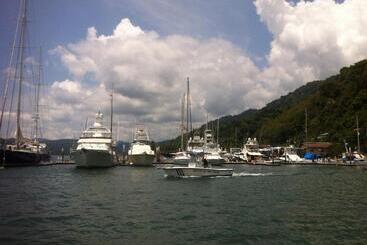 هتل Fish Hook Marina