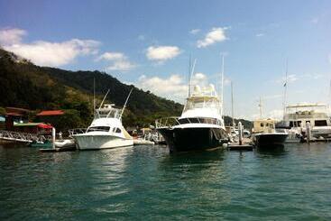 هتل Fish Hook Marina