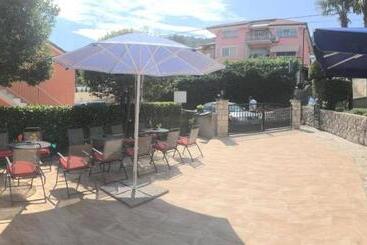 هتل Guesthouse Villa Manda