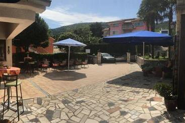 هتل Guesthouse Villa Manda