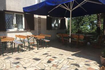 هتل Guesthouse Villa Manda