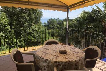 هتل Guesthouse Villa Manda