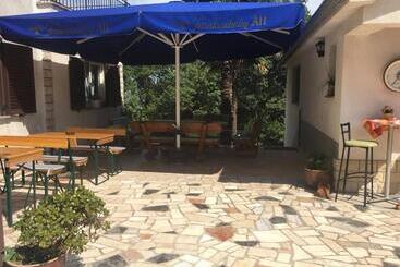 هتل Guesthouse Villa Manda