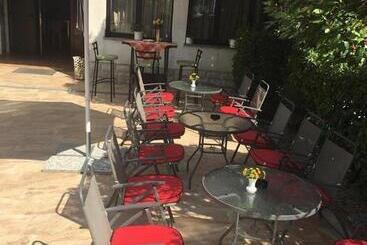 هتل Guesthouse Villa Manda