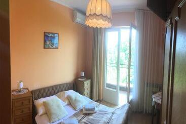 هتل Guesthouse Villa Manda