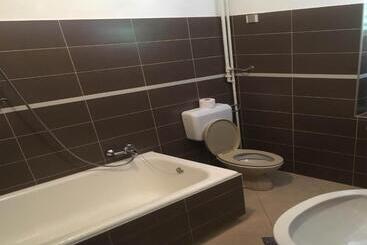 هتل Guesthouse Villa Manda