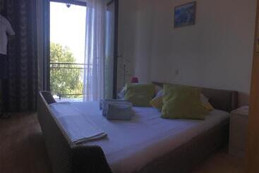 هتل Guesthouse Villa Manda